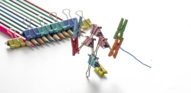 Adamım, çok renkli office küçük resimler için kağıt beyaz arka plan üzerinde gelen yakın çekim