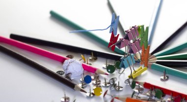 Adamım, çok renkli office küçük resimler için kağıt beyaz arka plan üzerinde gelen yakın çekim