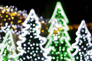 Noel arkaplanı, resim bulanık renkli bokeh çözülmüş ışıklar noel ağacı süslemesi
