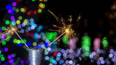 maytap ışıklar Garland bokeh arka plan üzerinde yanan yakın çekim