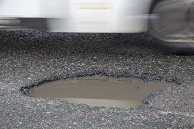 Karayolu yakın çekim birçok çukurlar vardır
