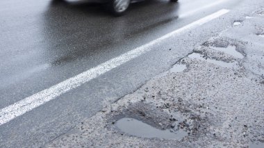 Karayolu yakın çekim birçok çukurlar vardır