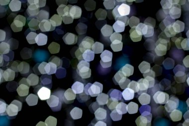 Soyut noel arkaplanı süslemeleri olan noel ağacı, açık havada çözülmüş bokeh ışıkları..