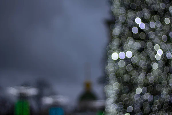 Abstraktní Vánoční Pozadí Vánoční Stromeček Dekoracemi Rozostřené Bokeh Světla Venku — Stock fotografie