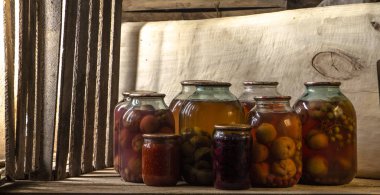 Komposto karanlık bir bodrum katında bir ahşap raf birkaç bidon yakın çekim