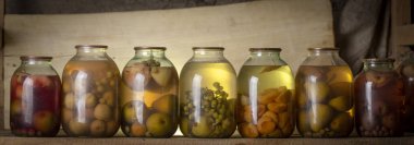 Komposto karanlık bir bodrum katında bir ahşap raf birkaç bidon yakın çekim