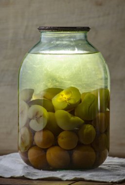 Konserve meyve kompostosu banka rafta yakın çekim