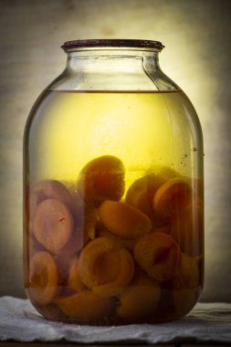 Konserve meyve kompostosu banka rafta yakın çekim