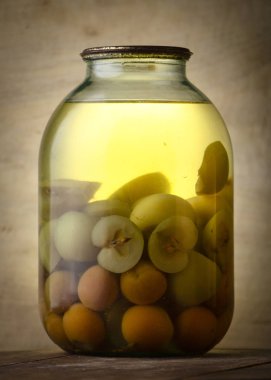 Konserve meyve kompostosu banka rafta yakın çekim