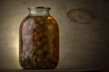 Konserve meyve kompostosu banka rafta yakın çekim