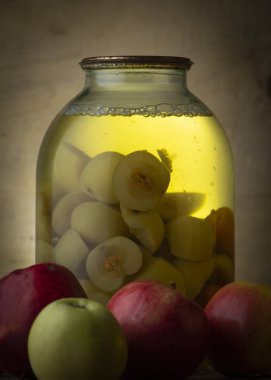 Ev yapımı kompostosu ve Bodrum raf natürmort taze meyve ve başka konserveler