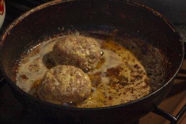 Kızartma tavasında taze et..