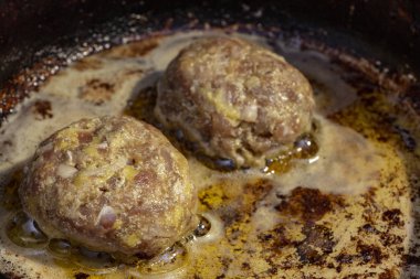 Kızartma tavasında taze et..