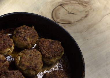 Kızartma tavasında taze et..