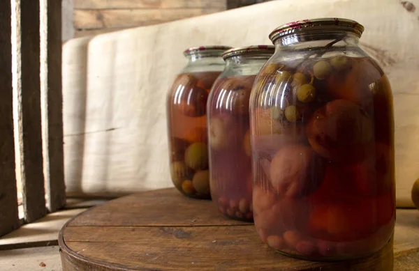 Plusieurs Boîtes Compote Sur Une Étagère Bois Dans Sous Sol — Photo