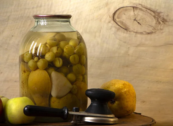 Compota Enlatada Casera Fruta Fresca Estantería Del Sótano Bodegón Cerca — Foto de Stock