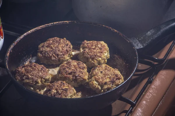 Frische Fleischschnitzel in der Pfanne grillen. — Stockfoto