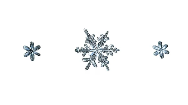 Kaunis Lumihiutale Vaaleansinisellä Taustalla Lähikuva — kuvapankkivalokuva