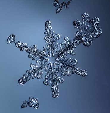 Güzel kar tanesi üzerinde açık mavi renkli yakın çekim