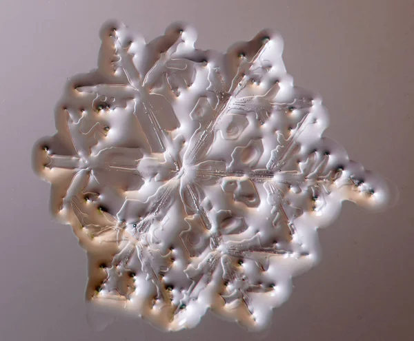Schöne Schneeflocke Auf Hellrosa Hintergrund Nahaufnahme — Stockfoto
