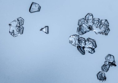 Güzel kar tanesi üzerinde açık mavi renkli yakın çekim