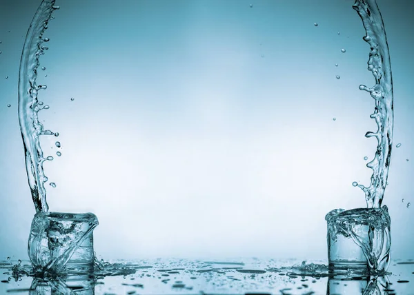 Reines Trinkwasser Mit Spritzern Einem Runden Glas Auf Hellgrünem Hintergrund — Stockfoto