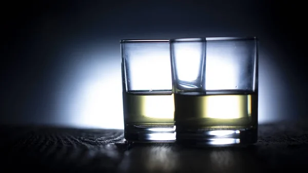 Glas Med Vatten Färgstark Bakgrund Närbild — Stockfoto