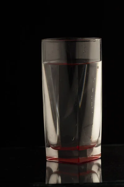Glas Mit Wasser Auf Dunklem Hintergrund Nahaufnahme — Stockfoto