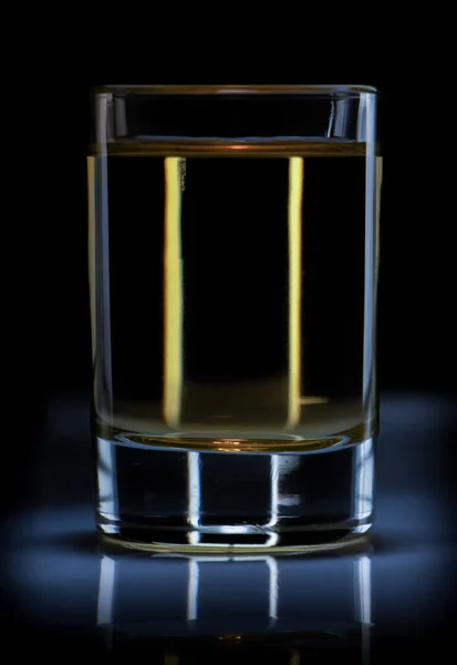 Ποτήρι Νερό Σκούρο Φόντο Πολύχρωμο Εσωτερικη — Φωτογραφία Αρχείου