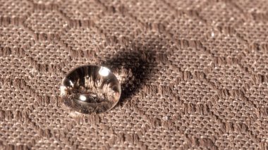 Makroyu oluşturan su damlacıkları neme dayanıklı kumaş üzerine kapatın