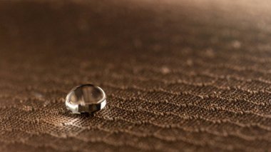 Makroyu oluşturan su damlacıkları neme dayanıklı kumaş üzerine kapatın