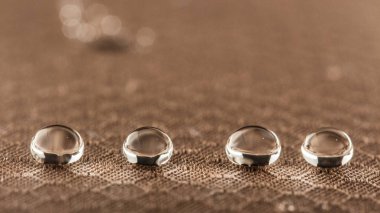 Makroyu oluşturan su damlacıkları neme dayanıklı kumaş üzerine kapatın