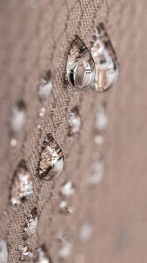 Makroyu oluşturan su damlacıkları neme dayanıklı kumaş üzerine kapatın