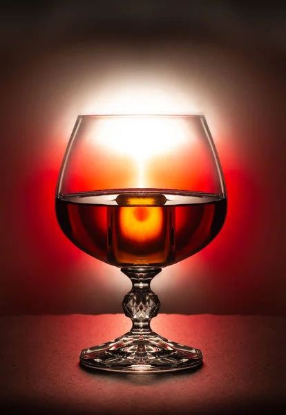 Una Copa Brandy Sobre Fondo Rojo —  Fotos de Stock