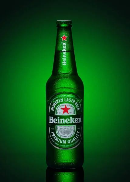 Ucrania Kiev Enero 2019 Cerveza Heineken Sobre Fondo Verde Cerca —  Fotos de Stock