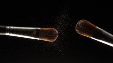 toz sıçrama ve fırça siyah arka planda makyaj sanatçısı veya güzellik blogcusu için
