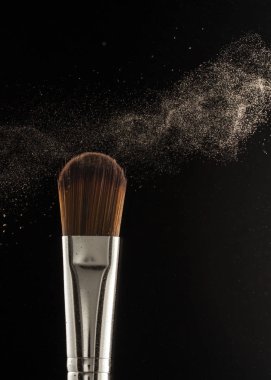 toz sıçrama ve fırça siyah arka planda makyaj sanatçısı veya güzellik blogcusu için