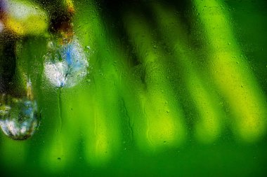 Güzel ufuk sahne dışında bir pencere bölmesinin üstünde su damlaları. Arka plan