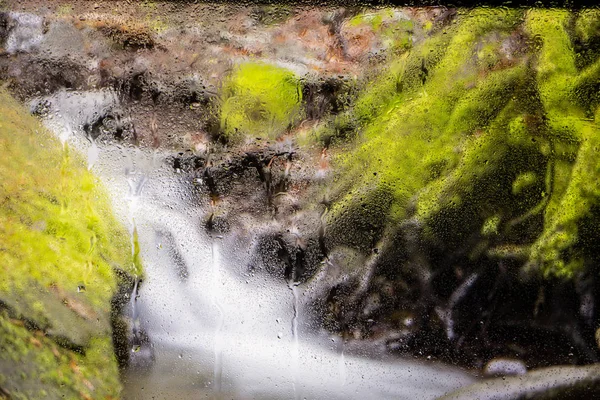 Wassertropfen Auf Einer Fensterscheibe Mit Einer Schönen Defokussierten Landschaft Draußen — Stockfoto