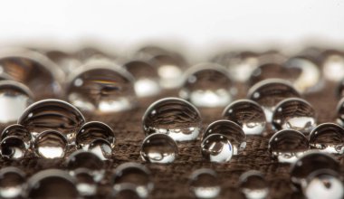 Makroyu oluşturan su damlacıkları neme dayanıklı kumaş üzerine kapatın