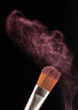 toz sıçrama ve fırça siyah arka planda makyaj sanatçısı veya güzellik blogcusu için