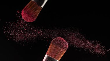 toz sıçrama ve fırça siyah arka planda makyaj sanatçısı veya güzellik blogcusu için