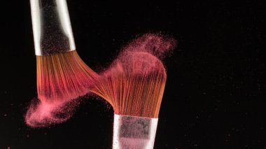 toz sıçrama ve fırça siyah arka planda makyaj sanatçısı veya güzellik blogcusu için