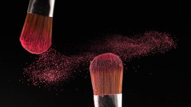 toz sıçrama ve fırça siyah arka planda makyaj sanatçısı veya güzellik blogcusu için