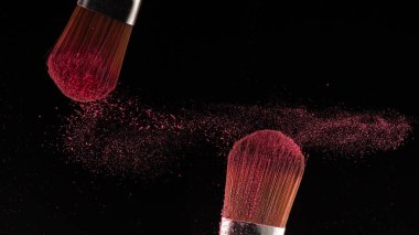 toz sıçrama ve fırça siyah arka planda makyaj sanatçısı veya güzellik blogcusu için