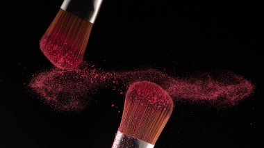 toz sıçrama ve fırça siyah arka planda makyaj sanatçısı veya güzellik blogcusu için