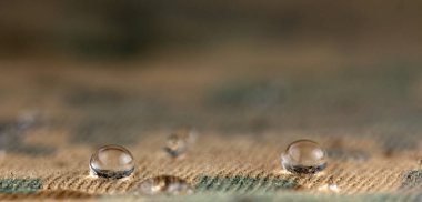 Makroyu oluşturan su damlacıkları neme dayanıklı kumaş üzerine kapatın