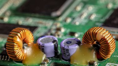 Yeşil bilgisayar kurulu farklı elektronik elemanları ile. doku