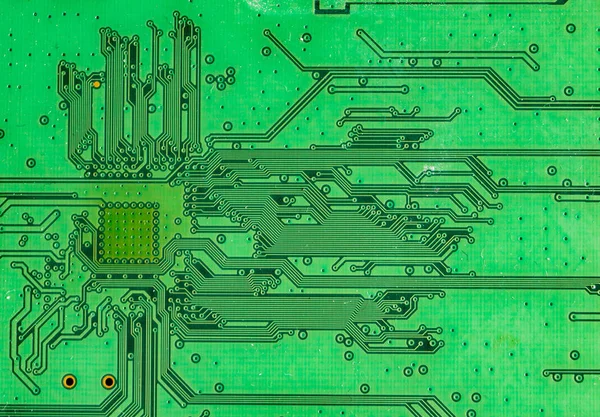 Grüne Computerplatine mit verschiedenen Elektronikelementen. Textur — Stockfoto