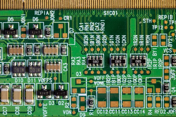 Grüne Computerplatine mit verschiedenen Elektronikelementen. Textur — Stockfoto